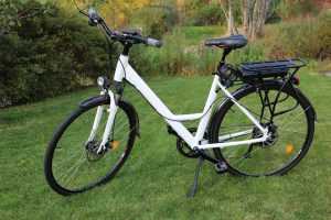 Moderne elektrische fiets met geavanceerde display en navigatiesysteem voor duurzaam transport