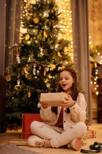 Prachtige kunstkerstboom in traditionele groene kleur, perfect voor een feestelijke kerstsfeer in huis