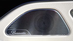 Home Auto-interieur met verbeterd audiosysteem voor audio upgrade in je auto met hoogwaardige luidsprekers en subwoofer