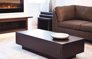 Home Moderne woonkamer ingericht met trendy bank, slimme verlichting en multifunctionele meubels voor een stijlvolle en comfortabe
