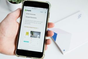 Home Stappenplan voor het opzetten van een Shopify webshop met thema selectie en productconfiguratie